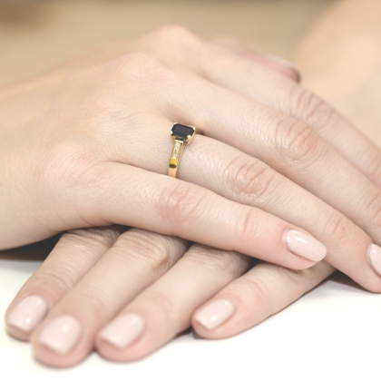 Złoty pierścionek zaręczynowy z szafirem 0,60ct. i diamentami próby 585